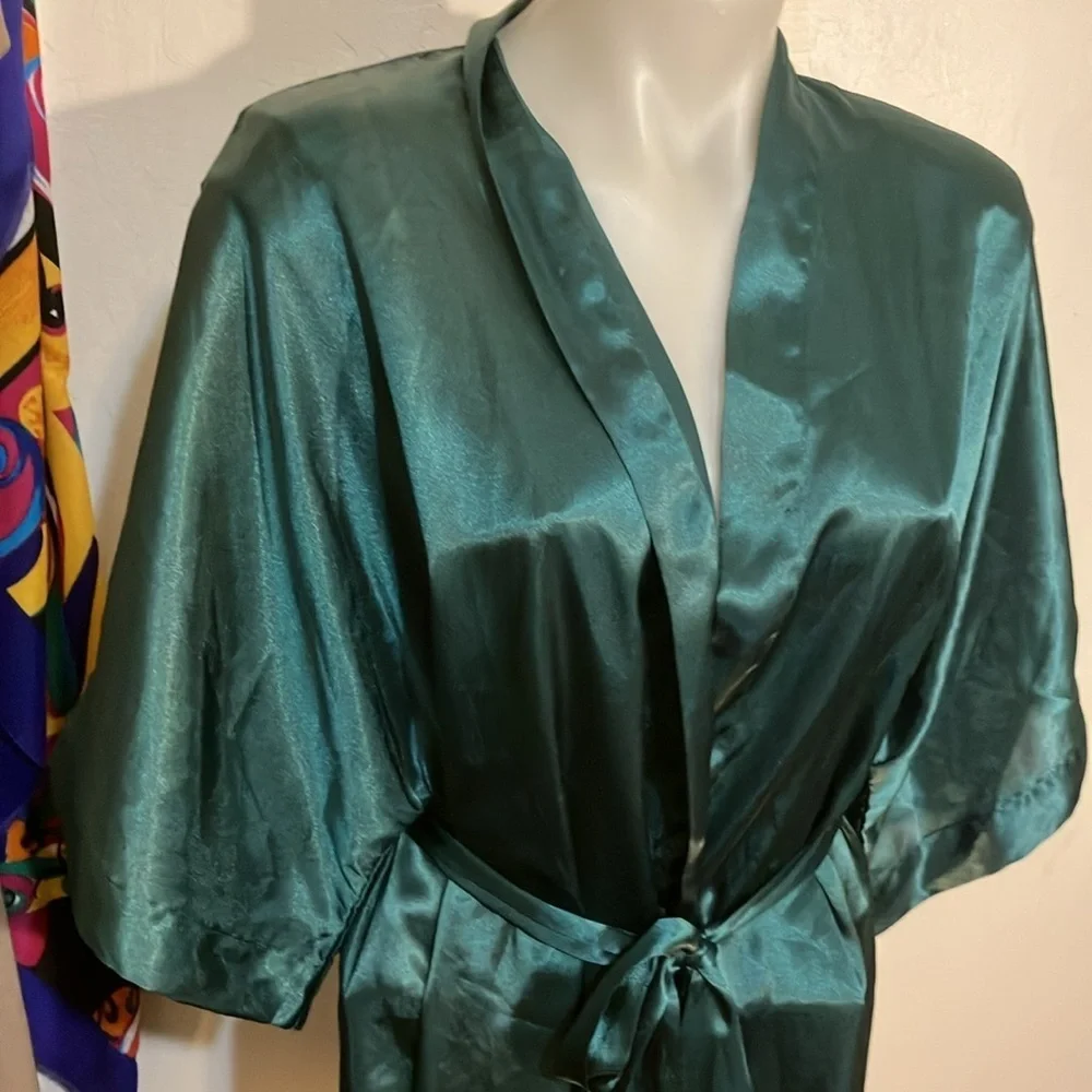Frederick’s of Hollywood silky wrap robe 1/2 sleeve M